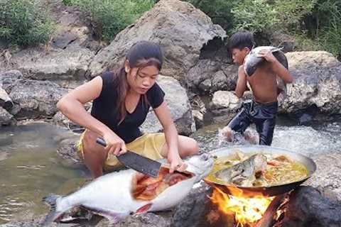Survival skills: Big fish curry delicious for food and Natural red apple- Survival cooking in forest