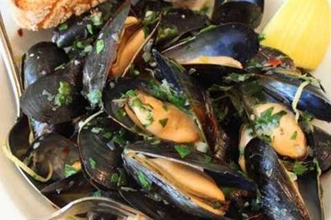 Drunken Mussels Recipe - Mussels Steamed in a Garlic, Lemon & Wine Broth