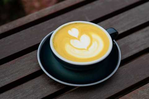 Kawa z kurkumą i pieprzem – przepis