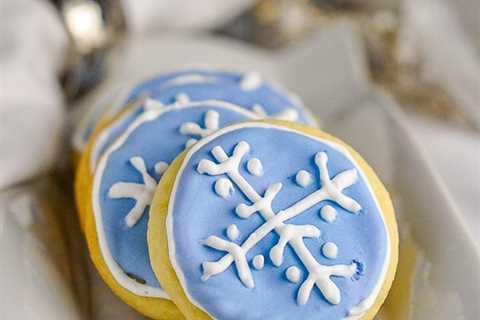 Christmas Sugar Cookies. How to decorate in a “Frozen” theme.